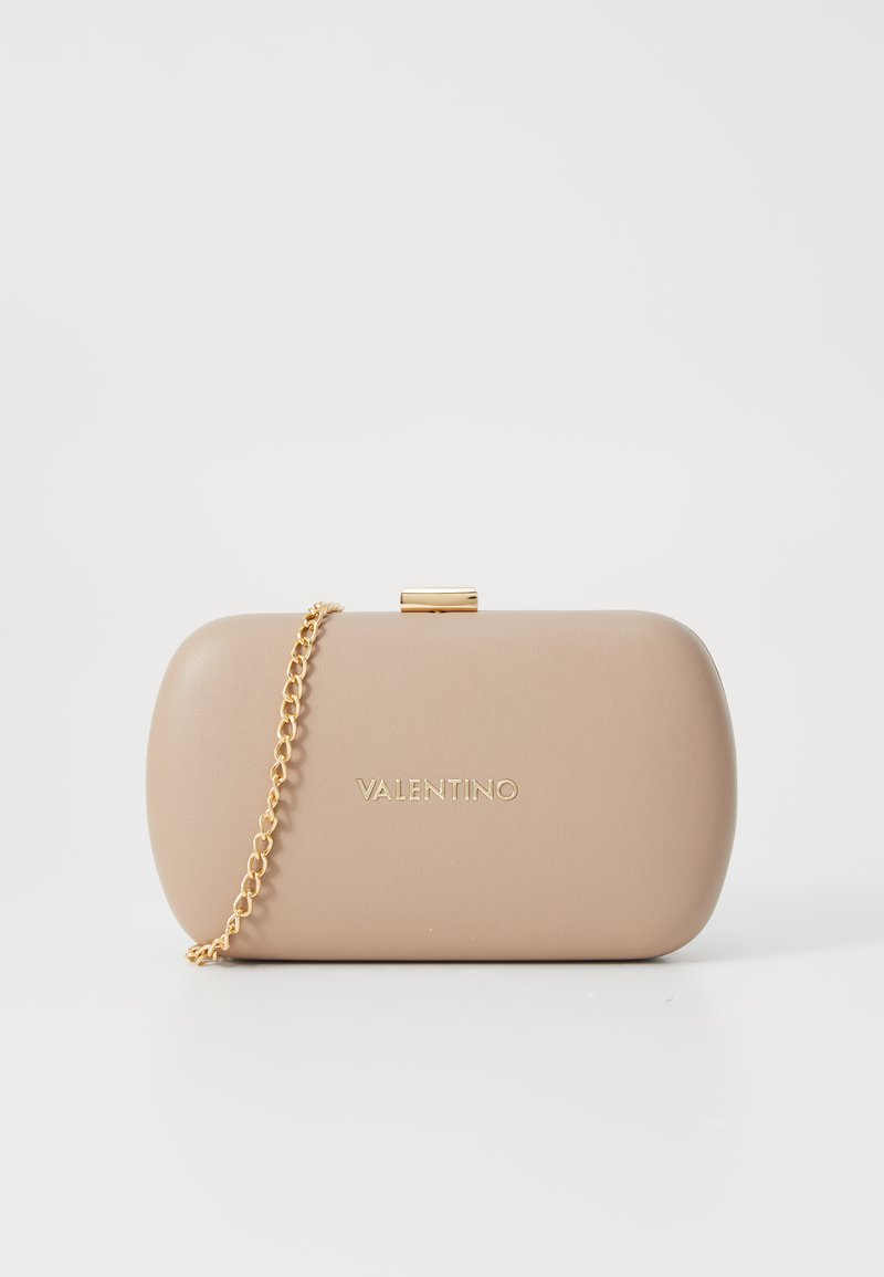 Beige syntetiskt material clutch med rundade kanter, guldkedjeaxelrem och lås med klämma. Har ett präglat "Valentino"-logotyp på framsidan.