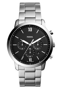 Montre en acier inoxydable argenté avec un cadran noir rond, trois sous-cadrans, le chiffre romain XII et un affichage de la date à la position six heures.