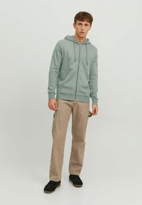 Jack & Jones JJEBASIC HOOD - Felpa con zip - sedona sage