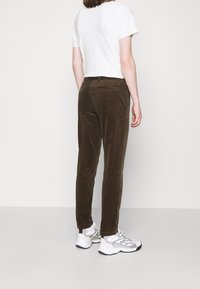 NN.07 Spodnie materiałowe