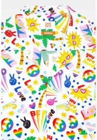 Chemise à manches courtes avec un fond blanc, présentant des motifs colorés de palmiers, de cœurs, de symboles de paix, et les mots "Love" et "You are loved."