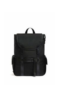 Zaino nero con un design strutturato, realizzato in tessuto resistente, dotato di chiusura a patta, tasche frontali e una maniglia superiore per il trasporto.