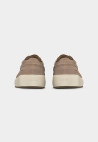 Ζευγάρι μπέζ σουέντ casual παπούτσια με χοντρές εκρού σόλες, φωτογραφημένα από πίσω σε απλό ανοιχτό γκρι φόντο.