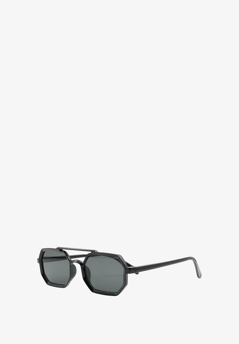 Occhiali da sole ottagonali neri con lenti grigie, caratterizzati da una montatura spessa e un design a doppio ponte. Texture liscia con accenti minimi.