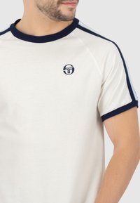 Sergio Tacchini HADOW RINGER - Tekninen t-paita - gardenia