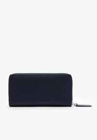 Portefeuille bleu marine zippé en matériau texturé, de forme rectangulaire, avec un accent en métal et une étiquette logo.