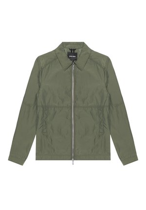 Chaqueta ligera de color verde oliva con cuello puntiagudo, cierre frontal de cremallera y bolsillos laterales; textura suave y diseño minimalista.