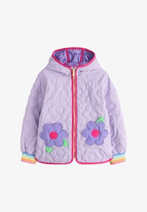 Lyse lilla quiltet børnejakke med hætte, pink lynlåskant, to store lilla blomsterlapper og manchetter med regnbuestriber.