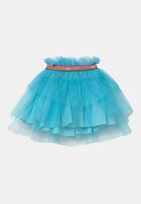Warstwowa spódnica z tiulu w jasnoniebieskim kolorze, z elastycznym pasem i wielokolorowym napisem. Materiał jest miękki i przejrzysty.