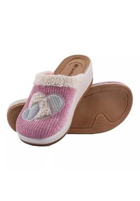 Pantofole rosa con tacco in pelliccia bianca, caratterizzate da un motivo a cuore grigio e bianco sulla parte superiore e suola in gomma testurizzata.