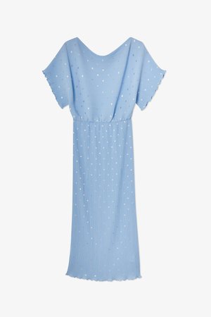 Φόρεμα μέντι σε ανοιχτό γαλάζιο με κοντά φαρδιά μανίκια, ελαστική μέση, κάθετες πιέτες και διακριτικό σχέδιο με διάσπαρτες λευκές και ασημένιες κουκκίδες.