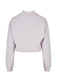 Trumpas švarkelis šviesiai levandų spalvos, su ilgomis rankovėmis ir aukštu ribuotu apykakliu. Lygus tekstūros paviršius ir minimalios siuvimo detalės.