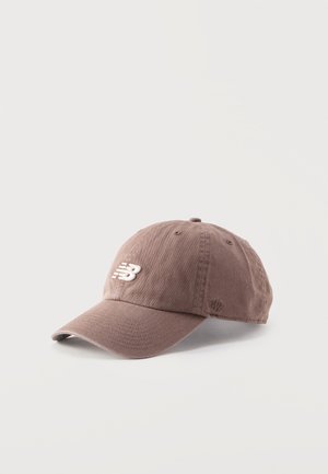 Hnedá baseballová čiapka s bielym vyšívaným logom New Balance na prednej strane a číslom '47' vyšívaným na boku.