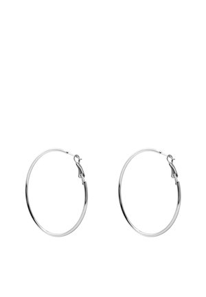 Paar dünne silberne Creolen mit Scharnier-Verschluss auf weißem Hintergrund.