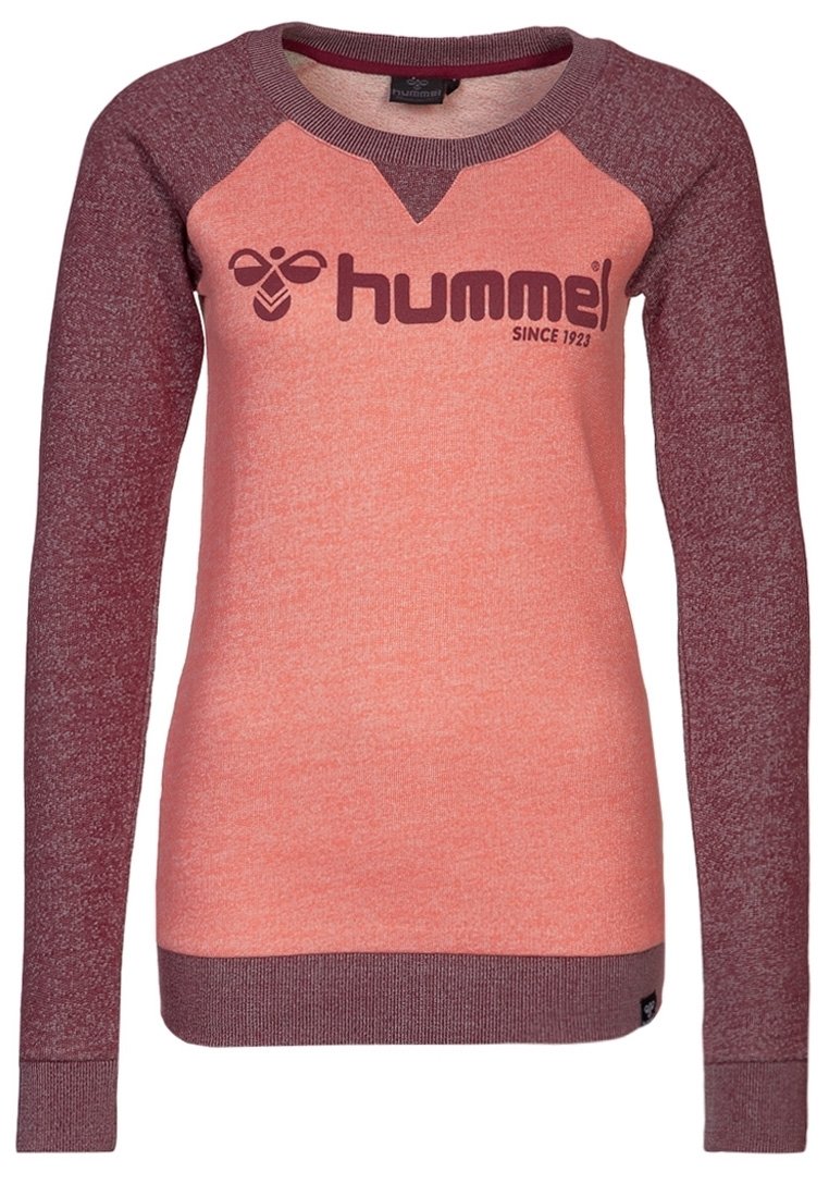 Sudadera de manga larga con un diseño degradado, con un cuerpo melocotón y mangas burdeos. Tiene un cuello redondo y un logo en la parte frontal.