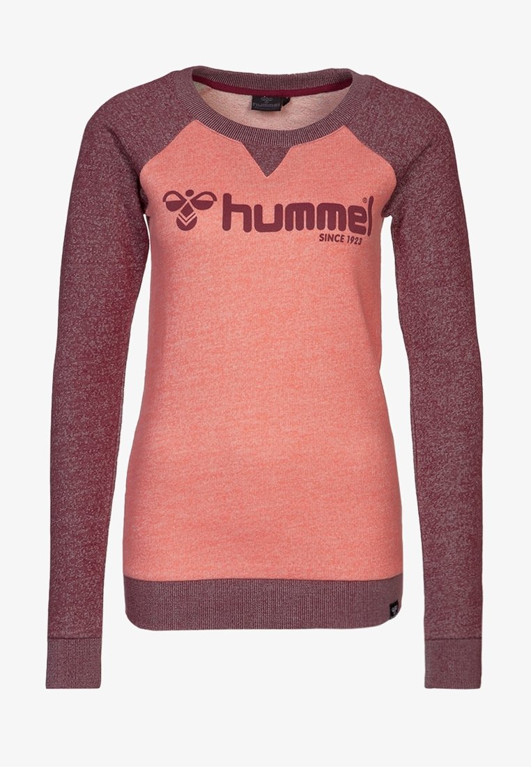 Sudadera de manga larga con un diseño degradado, con un cuerpo melocotón y mangas burdeos. Tiene un cuello redondo y un logo en la parte frontal.