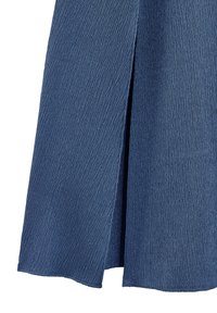 Ciemnoniebieska fakturowana tkanina z delikatnym wzorem fal; posiada rozcięcie z przodu, wykończone krawędzie i miękkie, lekkie uczucie.