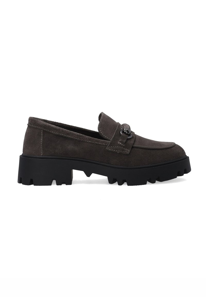 Mocassins en daim marron avec une semelle en caoutchouc noire épaisse, ornés d'une bride décorative et d'un accent métallique sur le dessus. Forme classique de mocassin.