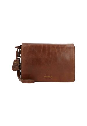 Borsa a tracolla in pelle marrone con una texture liscia, logo dorato e tracolla removibile. Presenta una chiusura a pattina e un design minimalista.