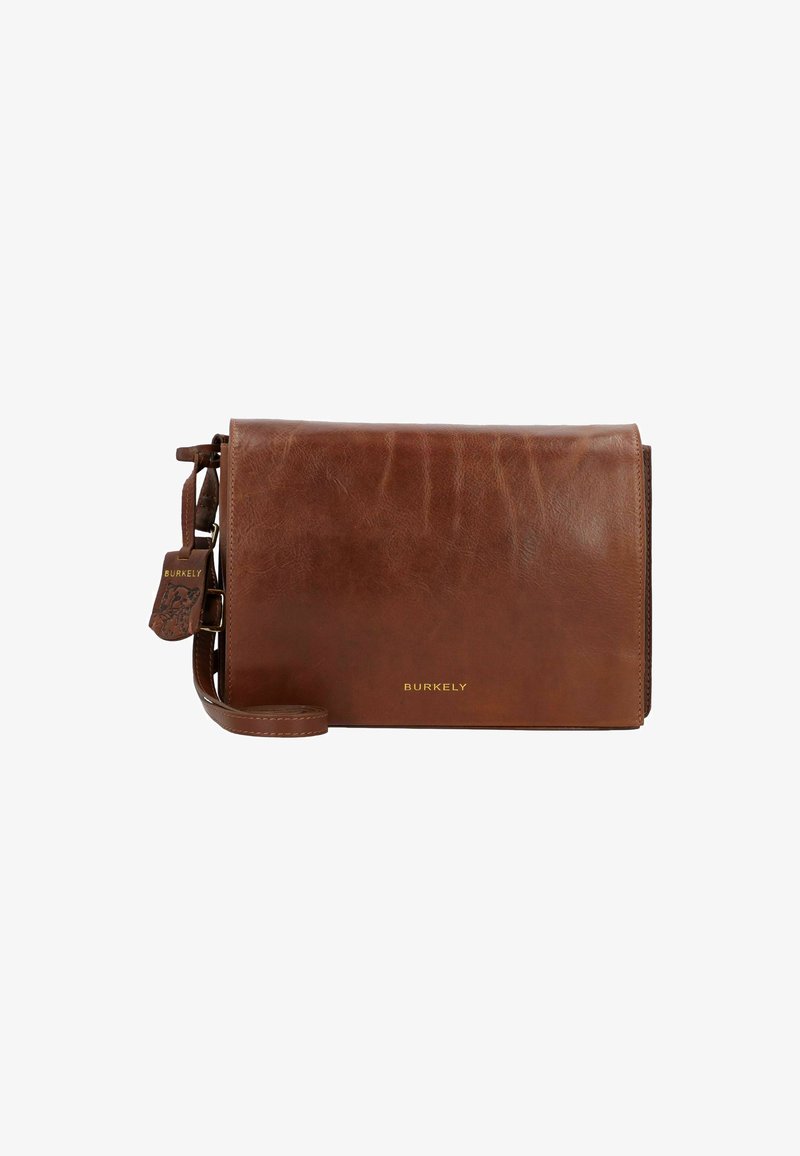 Borsa a tracolla in pelle marrone con una texture liscia, logo dorato e tracolla removibile. Presenta una chiusura a pattina e un design minimalista.