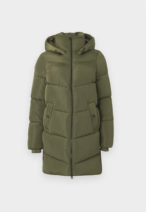 Doudoune vert olive avec capuche, fermeture éclair sur le devant et poches latérales. Présente un design à panneaux cousus et des poignets côtelés pour plus de chaleur.