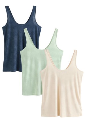 Tre ribstrikkede tanktoppe i marineblå, lysegrøn og beige, vist overlappende på en hvid baggrund.