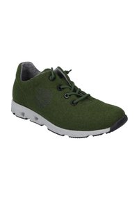 Scarpa in feltro verde con lacci, punta arrotondata, parte superiore testurizzata, interno grigio e suola in gomma bianca. Presenta un logo sul lato.