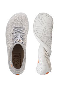 Jasnoszare dziergane buty z elastyczną białą podeszwą. Zawierają tonowane sznurowadła, wyściełane wnętrze oraz pomarańczowe akcenty na pięcie.