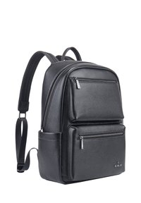 Zaino in pelle nera con finitura testurizzata, design curvo, due tasche frontali con zip, spallacci regolabili e tasca laterale.