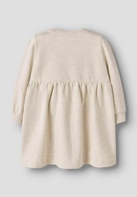 Helles beige Langarmkleid mit einem gerafften Rock. Weicher Stoff, Rundhalsauschnitt und elastische Bündchen. Einfaches, minimalistisches Design.