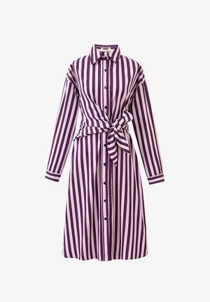 Robe chemise à manches longues à rayures verticales violettes et rose clair, avec des boutons sur le devant, un col et un nœud à la taille.