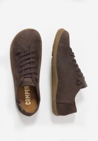 Chaussures en suède marron à lacets avec un bout rond, semelle en caoutchouc et couture contrastante. La semelle intérieure arbore le logo "CAMper".