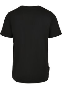 Sort t-shirt med korte ærmer lavet af bomuld; har rund hals og ensfarvet design uden mønstre eller grafik. Minimalistisk design.