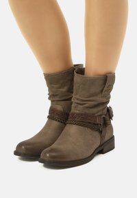 mtng PLANOS - Botines camperos - gris