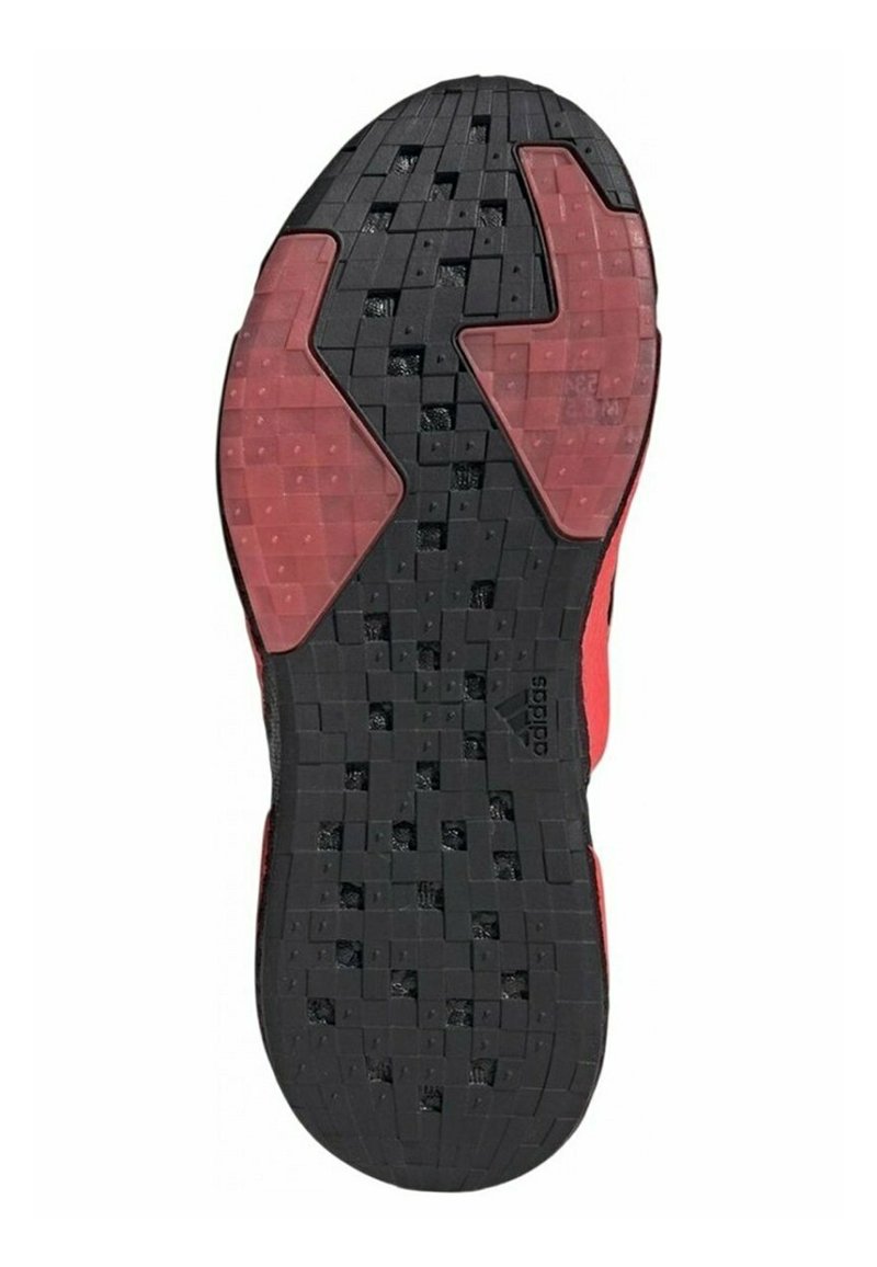 Semelle de sneaker noire et rouge avec un caoutchouc texturé pour l'adhérence, comportant un motif de crampons et des accents surélevés, conçue pour la durabilité et la traction.