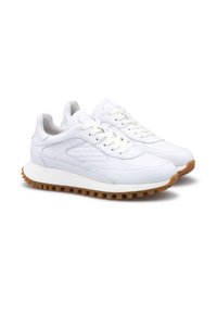 Weiße Ledersneaker mit einem strukturierten Seitenteil, rundem Zehenbereich und cremefarbenen Schnürsenkeln. Kontrastierende braune Gummisohle für optimalen Halt. Klassisches sportliches Design.