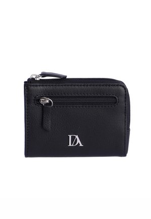 Cartera de cuero negra con logo plateado DA, bolsillo delantero con cremallera y cierre superior con tiradores de cuero.