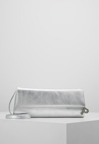 Zilveren metallic clutch met een gladde textuur, vouw-over ontwerp en een afneembare schouderband. Voorzien van een logo-detail aan de voorkant.