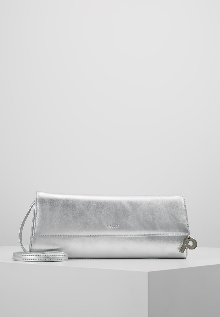 Zilveren metallic clutch met een gladde textuur, vouw-over ontwerp en een afneembare schouderband. Voorzien van een logo-detail aan de voorkant.