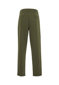 Pantaloni verde oliva con una vestibilità comoda, passanti per cintura e due tasche posteriori con patta angolata e bottoni. Tessuto di texture liscia.