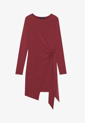 Burgundia värvi pikkade varrukatega kleit, mis on valmistatud jerssy kangast, sisaldab külgkeerdu ja asümmeetrilist hemliini. Sile tekstuur ja mugav lõige.