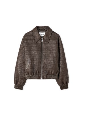 Bruine bomberjack van nep-krokodillenleer met ritssluiting aan de voorkant, spitse kraag, zijzakken en elastische manchetten en zoom.