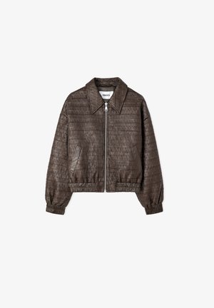 Bomber marrone in pelle sintetica effetto coccodrillo con zip frontale, colletto appuntito, tasche laterali e polsini ed orlo elasticizzati.