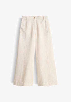 Pantaloni crema a gamba larga con vita alta, chiusura con bottoni, pieghe frontali e tasche laterali, mostrati su sfondo bianco.