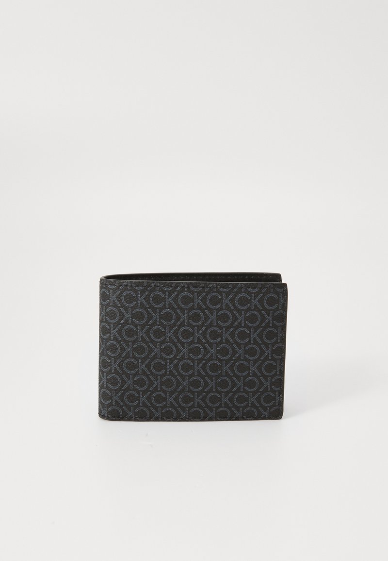 Portofel negru cu un model repetitiv într-un negru ușor mai deschis. Fabricat dintr-un material textil neted, având un design pliabil.