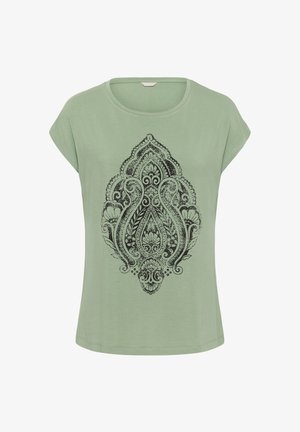 Chemise vert clair à manches courtes avec encolure ronde et grand motif floral et cachemire noir complexe centré sur le devant.