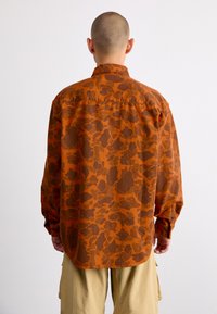 Carhartt WIP DUCK - Vapaa-ajan kauluspaita - green/turmeric