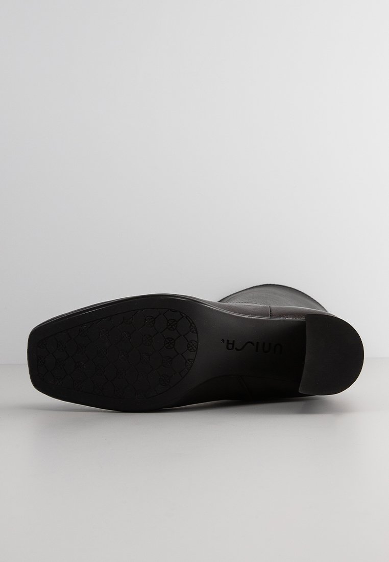 Schwarze Lederstiefel mit einer strukturierten Gummisohle und subtilen sechseckigen Mustern. Verfügt über eine abgerundete Spitze und einen niederen Absatz für Stabilität.