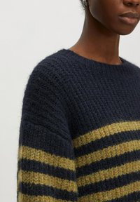 Gestreifter Strickpullover in Marineblau und Olivgrün mit strukturiertem Finish, breitem Rundhalsausschnitt und weichen, flauschigen Fasern.