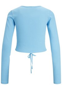 Himmelblaues, geripptes Langarmoberteil mit Rundhalsausschnitt und einer Schnürung im Rücken, mit einem verkürzten Design.